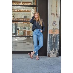 Top Tier Los Angeles Mom Jeans HW Destressed